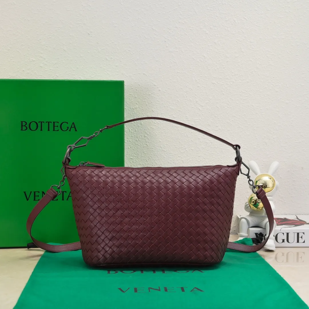 Batch 1260 BV classic women's hand-held shoulder crossbody bag, made of imported sheepskin purely hand-woven, lined with pigskin, equipped with original matte hardware, with long shoulder straps that can be adjusted in length, impeccable workmanship, top-notch craftsmanship, focusing on high-end quality, the first choice for product identification, real-life pictures 👉🏻The color is great👍 Size: 28*18*14 Model: 9843